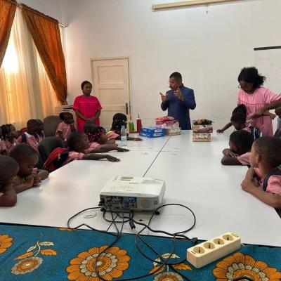 Visita de meninos do Jardim Porcelana 